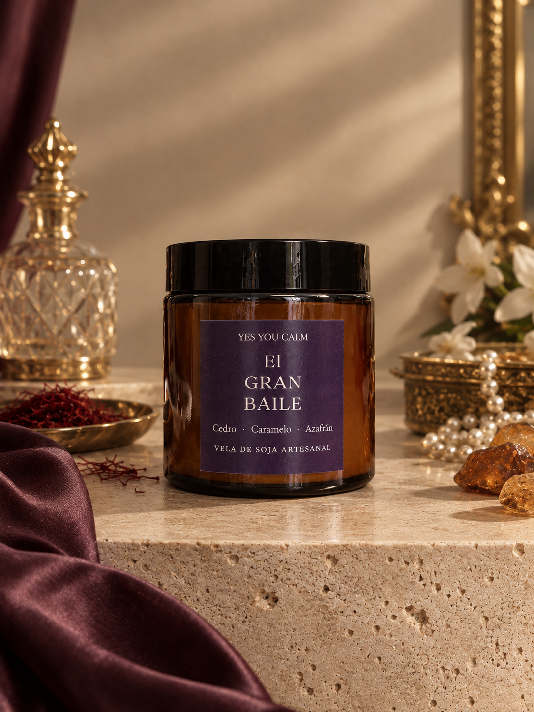Vela de soja El Gran Baile en tarro ámbar con tapa negra y etiqueta morada