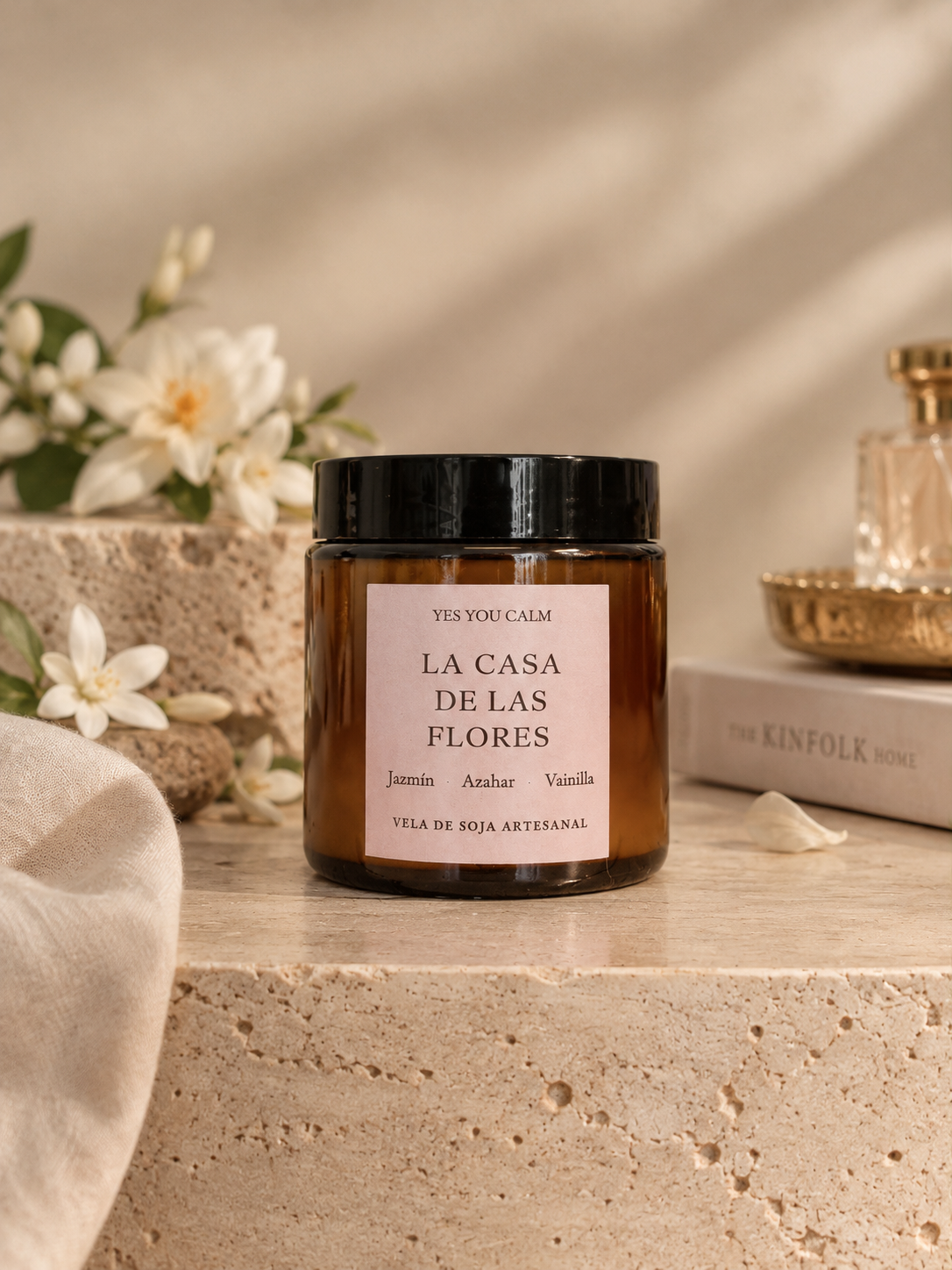 Vela La casa de las flores en tarro ámbar con tapa negra y etiqueta rosa claro