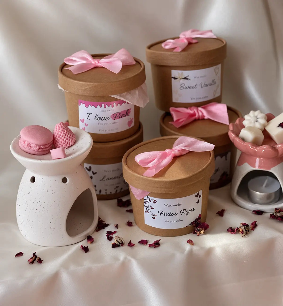 Wax melts Yes You Calm en tarros con lazos rosas junto a quemadores de cerámica